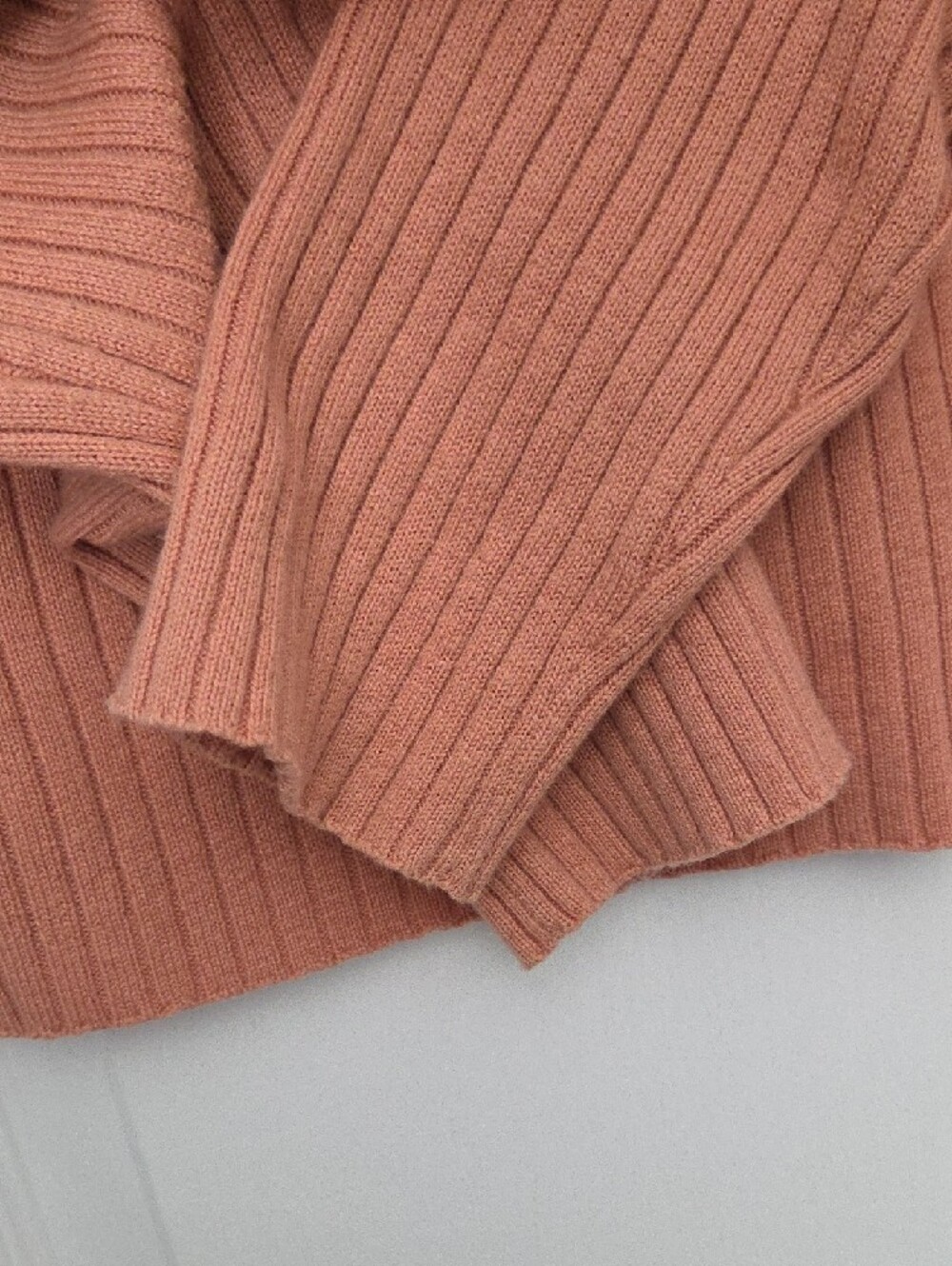 Wilfred Ribbed Cropped V-Neck Cardigan Sweater - Rosie Peach - Picture 5 of 5
